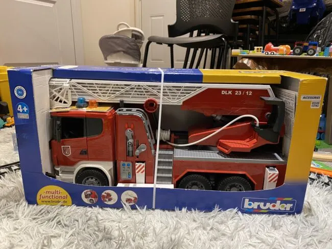 Bruder 1/16 Scania R-Serie Fire Engine with Water Pump and L and S Module 03590